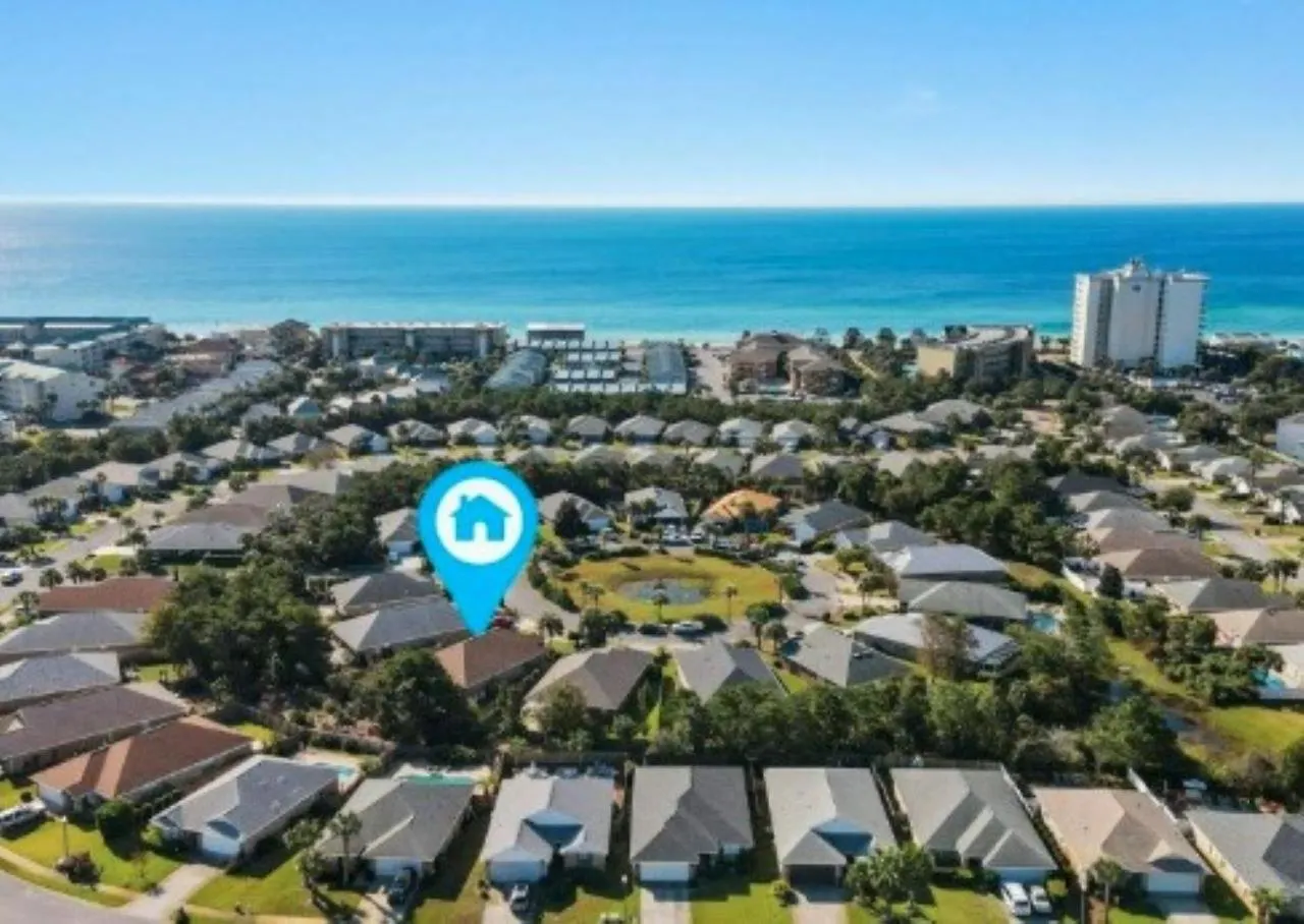 Beautiful Pet Friendly Home! Tropical Pool, Optional Golf Cart & Pool Heat, Minutes To Beach Destin