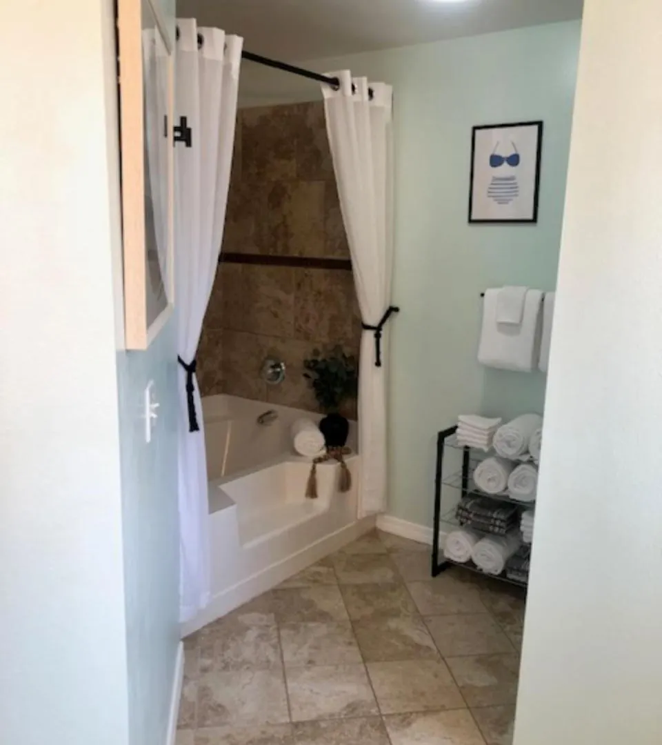 Beautiful Pet Friendly Home! Tropical Pool, Optional Golf Cart & Pool Heat, Minutes To Beach Destin